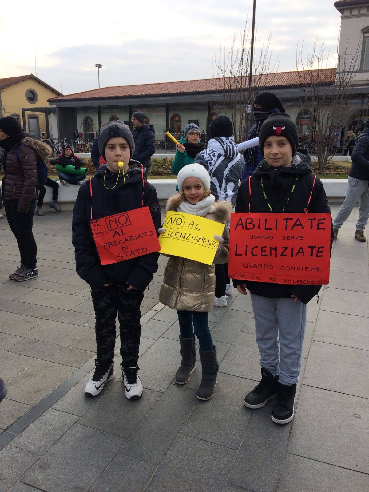 diplomati magistrali girotondo di protesta a Bergamo