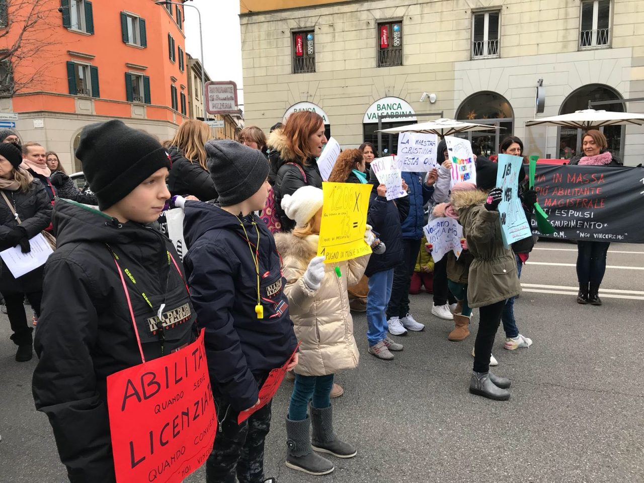 Diplomati magistrali, girotondo di protesta a Bergamo FOTO