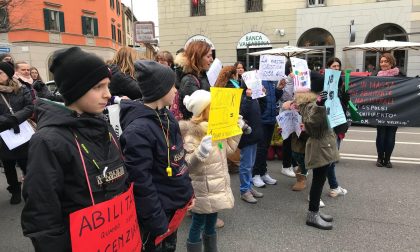 Diplomati magistrali, girotondo di protesta a Bergamo FOTO