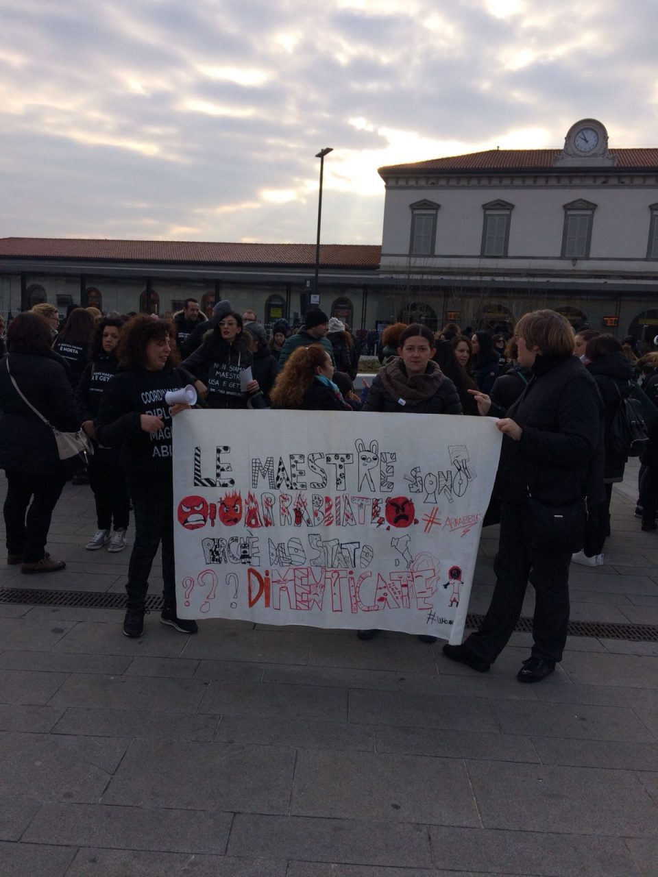 diplomati magistrali girotondo di protesta a Bergamo