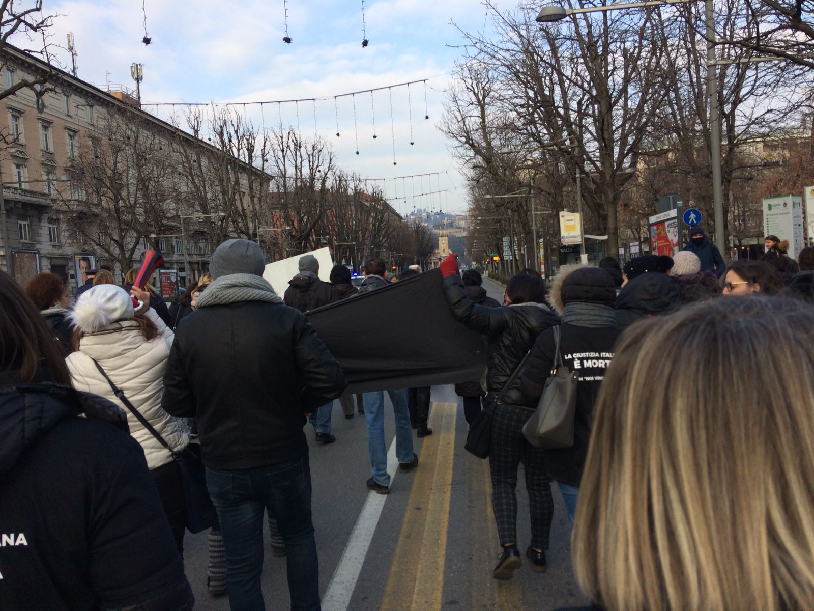 diplomati magistrali girotondo di protesta a Bergamo