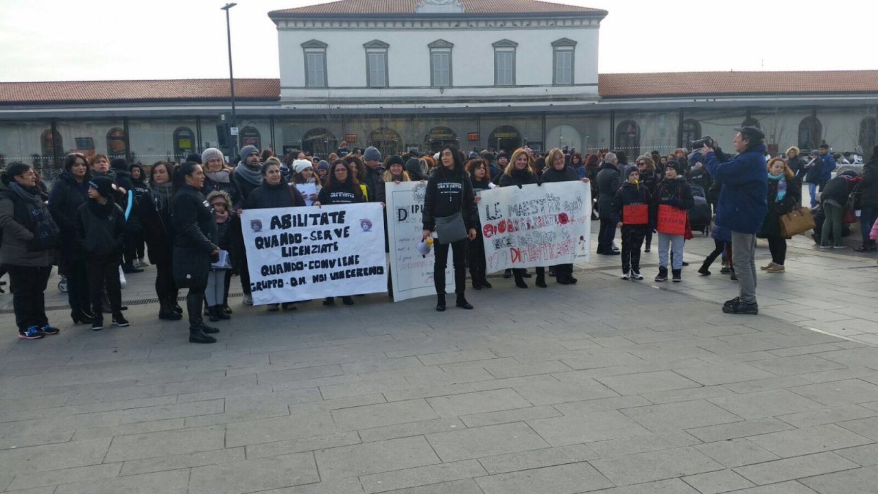 diplomati magistrali girotondo di protesta a Bergamo