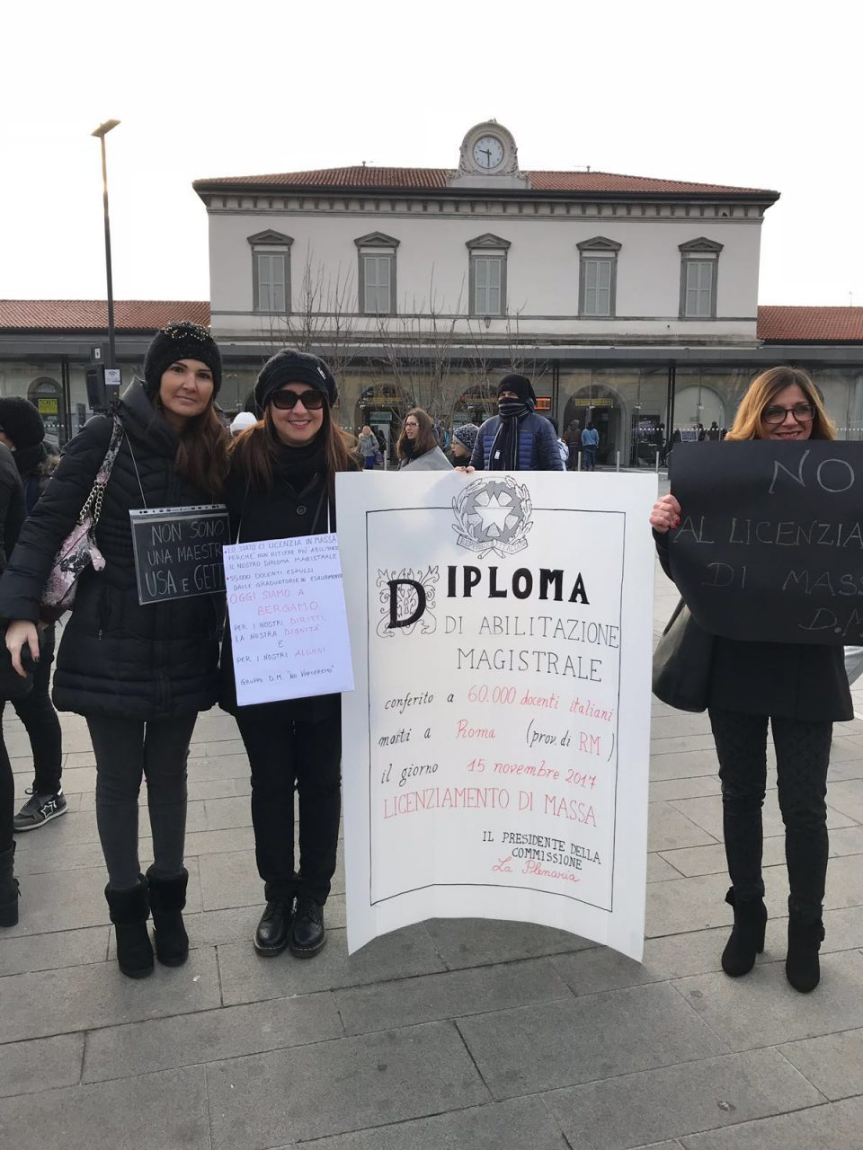 diplomati magistrali girotondo di protesta a Bergamo