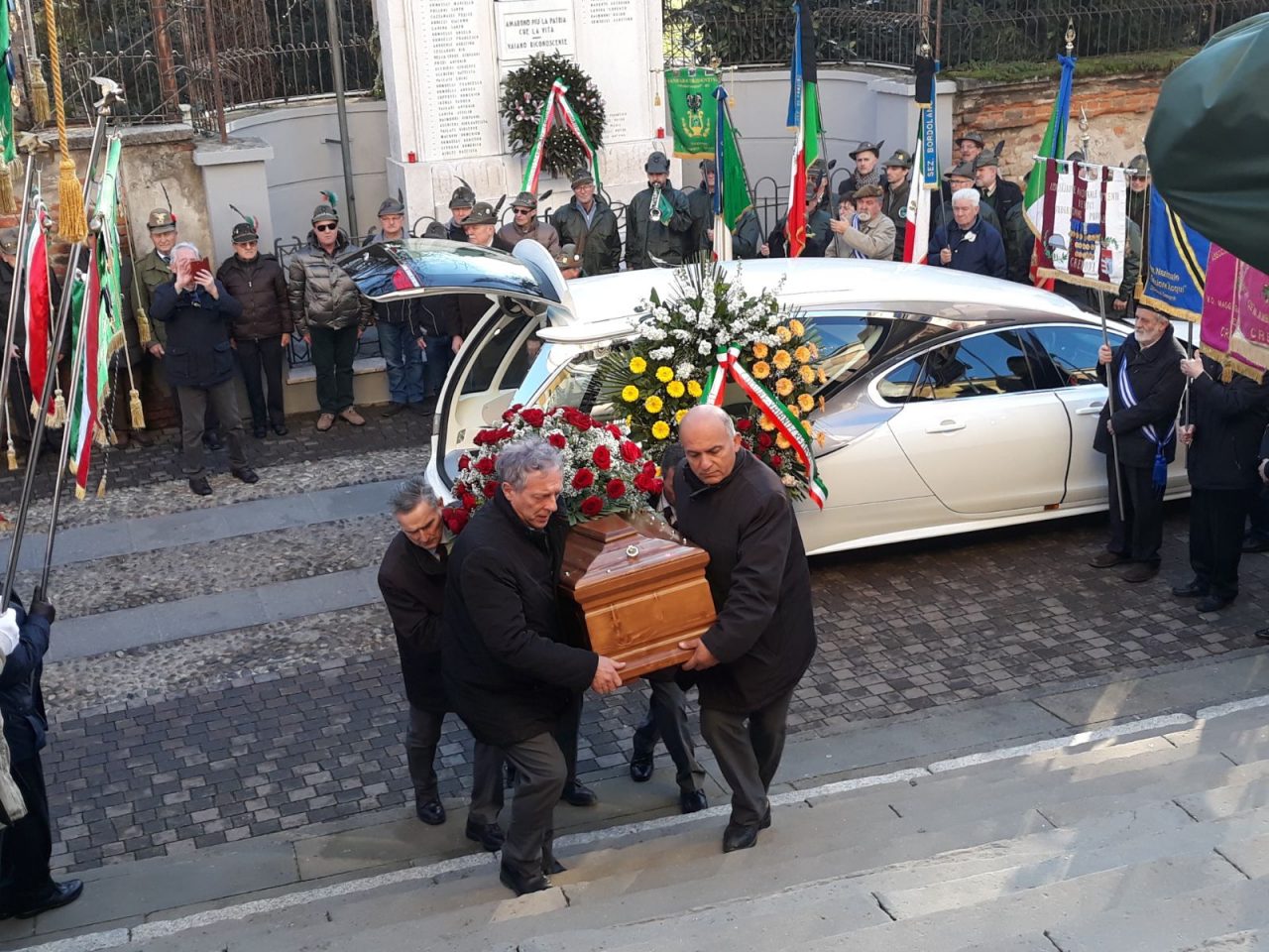 Vaiano chiesa gremita per il funerale dell’ex sindaco Alchieri