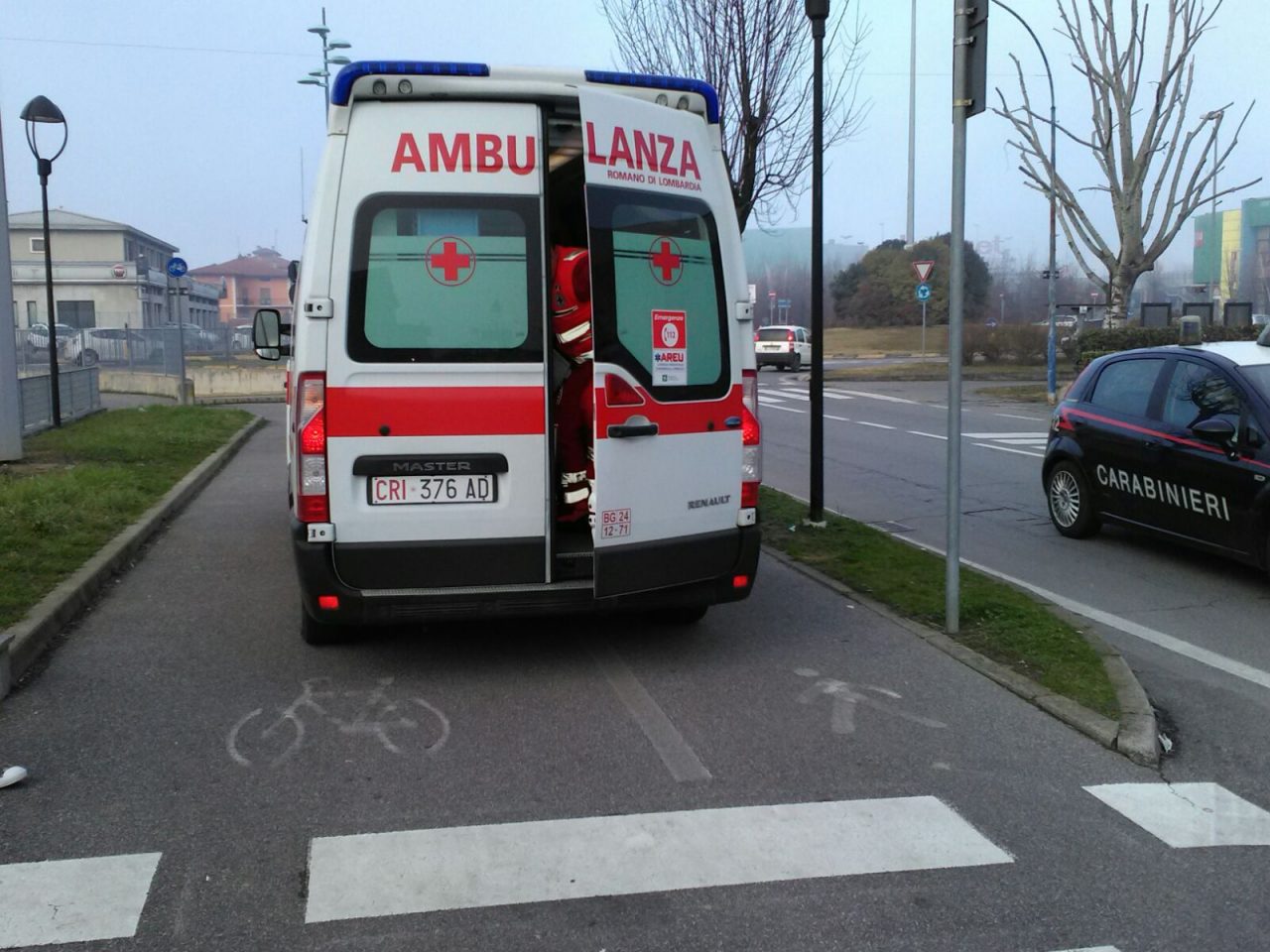 Cade a terra in strada, grave un anziano