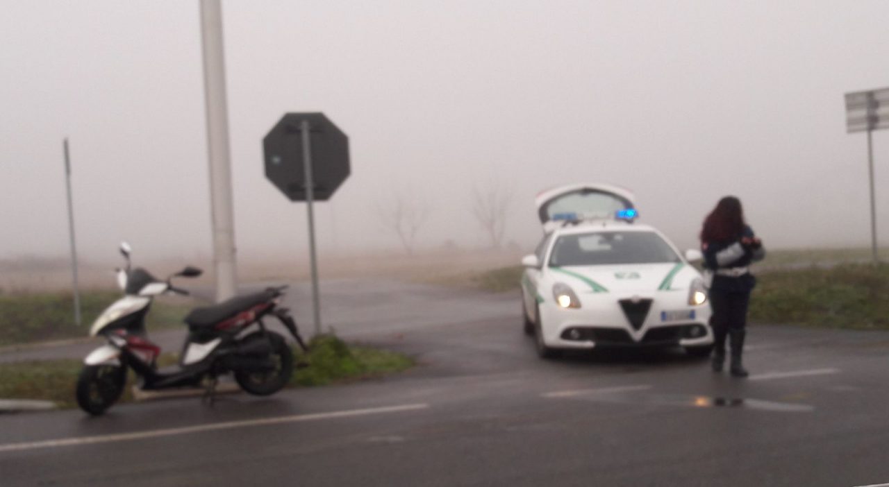 Cade dallo scooter, soccorsi sul posto