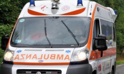 Cade mentre scarica il camion, 56enne in ospedale