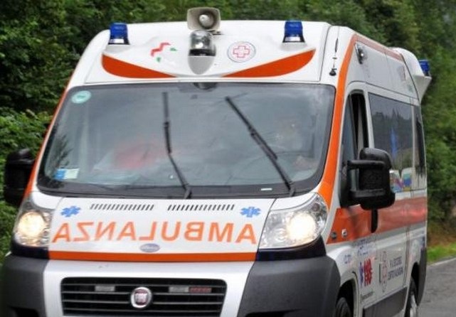 Si prendono a pugni in strada, un 19enne finisce in ospedale