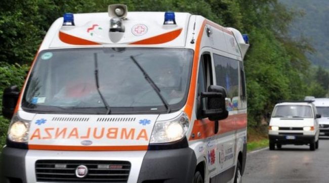 Schiacciato sotto un cavalletto d’acciaio, muore un autotrasportatore di 65 anni
