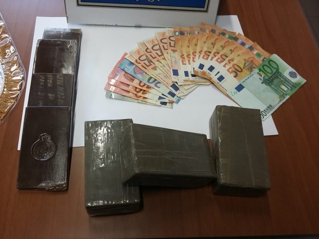 Arrestato pusher in auto nascondeva due chili di droga