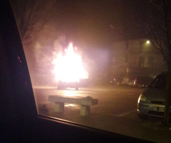 Auto prende fuoco in strada a Vailate