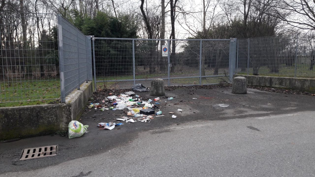 Abbandonano rifiuti: traditi dalla corrispondenza