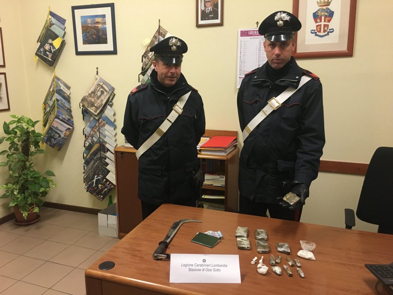 Trovati otto etti di droga (e una falce) su un’auto abbandonata