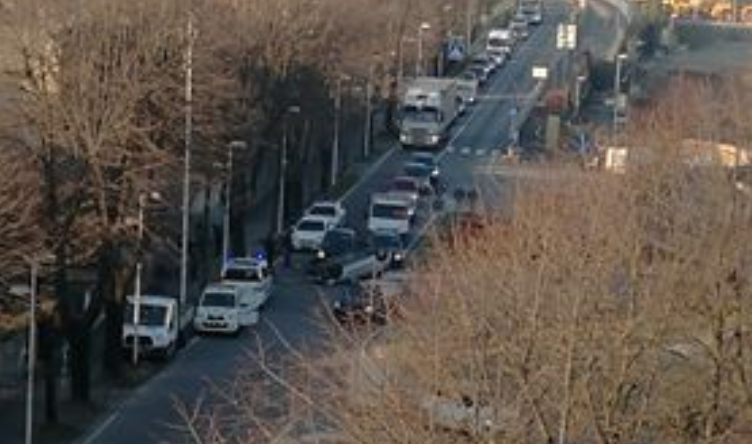 Incidente alla Baslini, auto ribaltata in mezzo alla strada FOTO