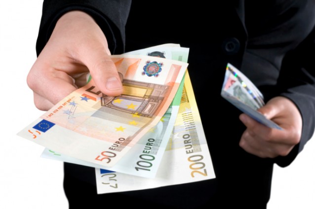 Pagamenti in contanti sospesi, i dipendenti comunali si vendicano