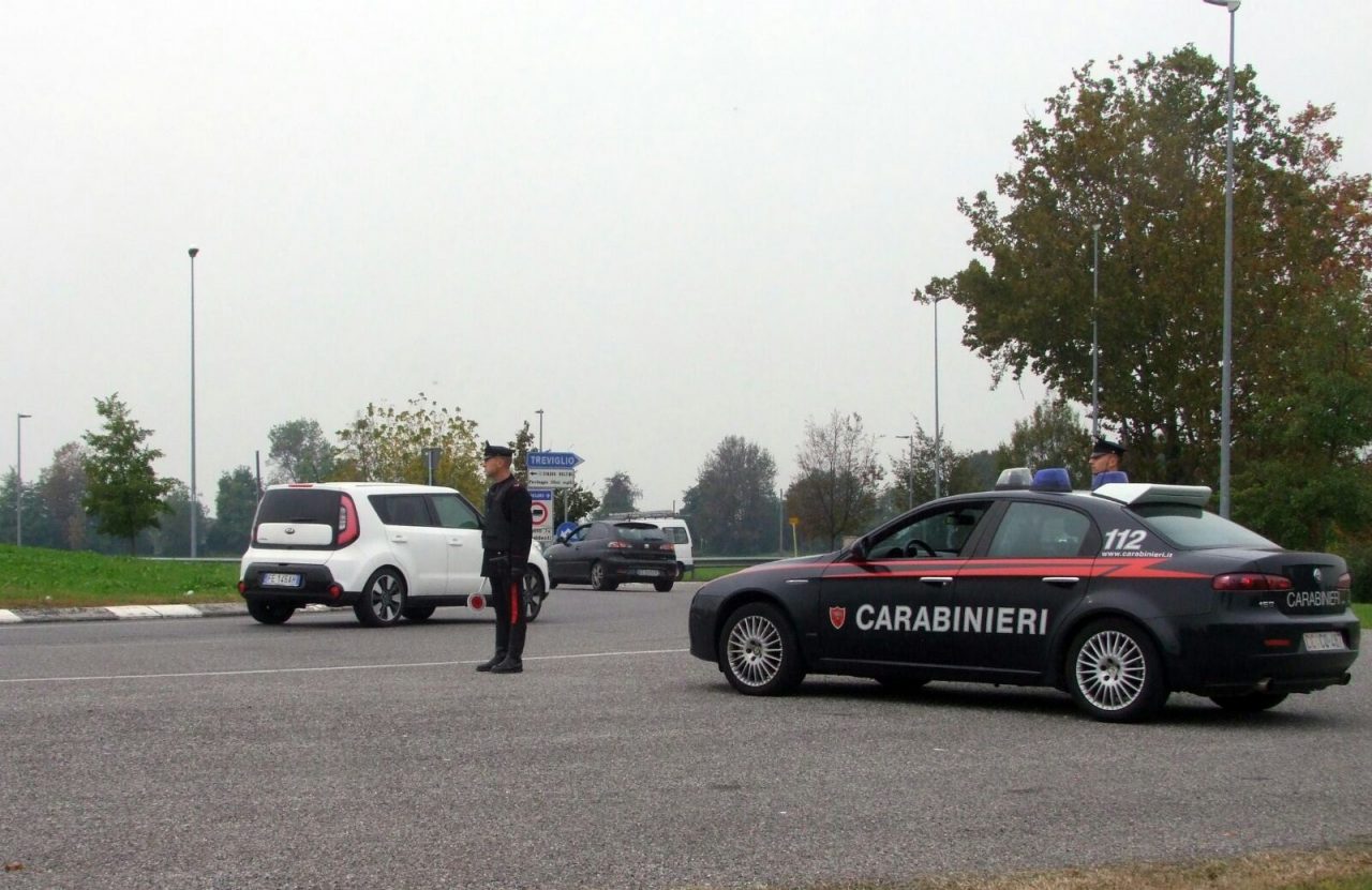 Gli ritirano la patente e lui usa quella del padre morto
