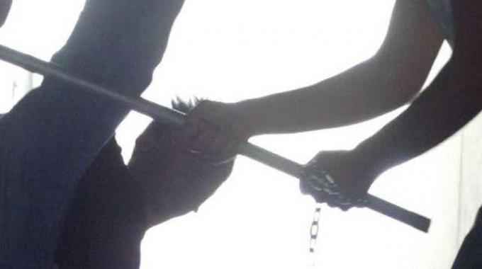 Ragazzi pestati con calci, pugni, bastoni e mazze da hockey: cinque denunciati