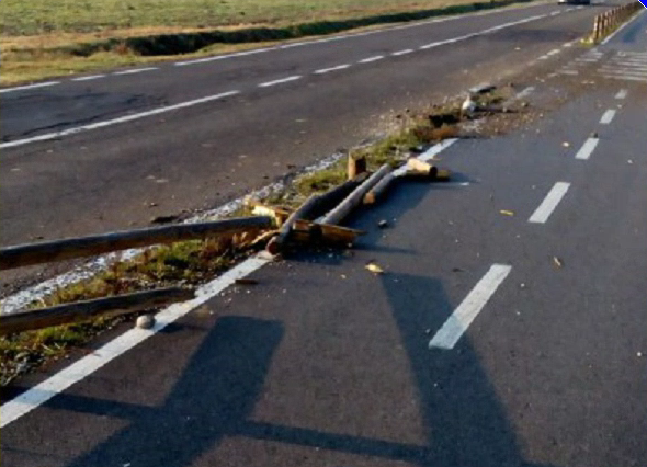 Abbatte la staccionata della ciclabile e scappa