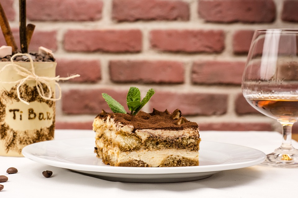 Vandalizzano l’agriturismo e si mangiano il tiramisù