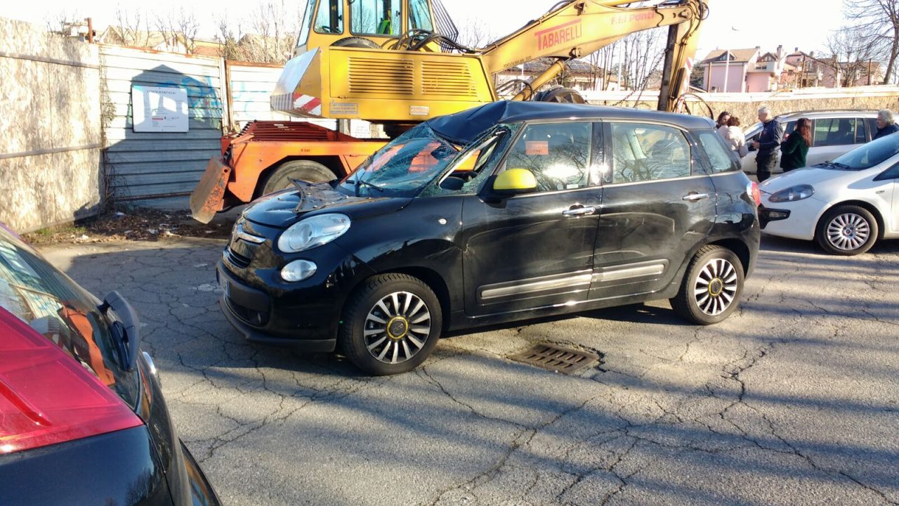 Ruspa frena e la benna colpisce un’auto