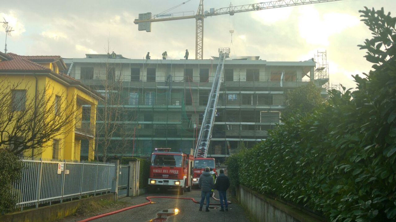 Palazzina va a fuoco a Treviglio VIDEO FOTO