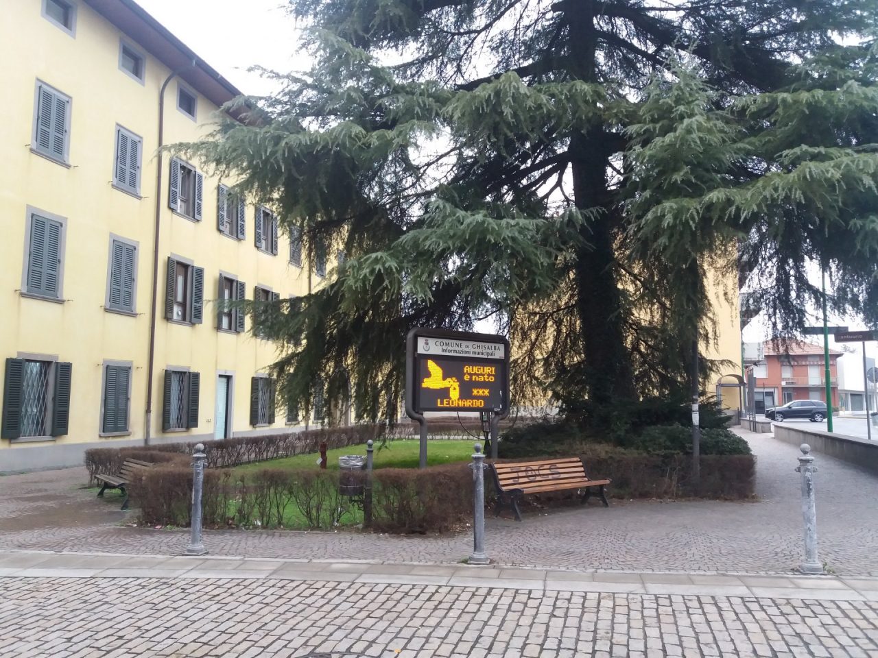 Spaccio nei giardini della biblioteca