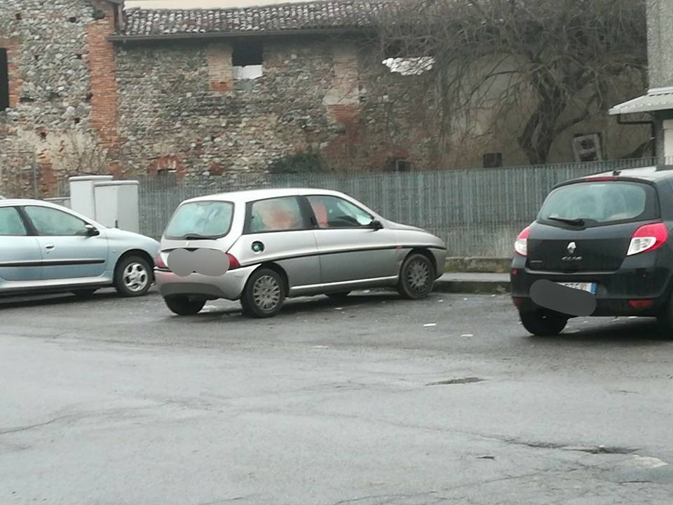 Dorme in macchina da mesi