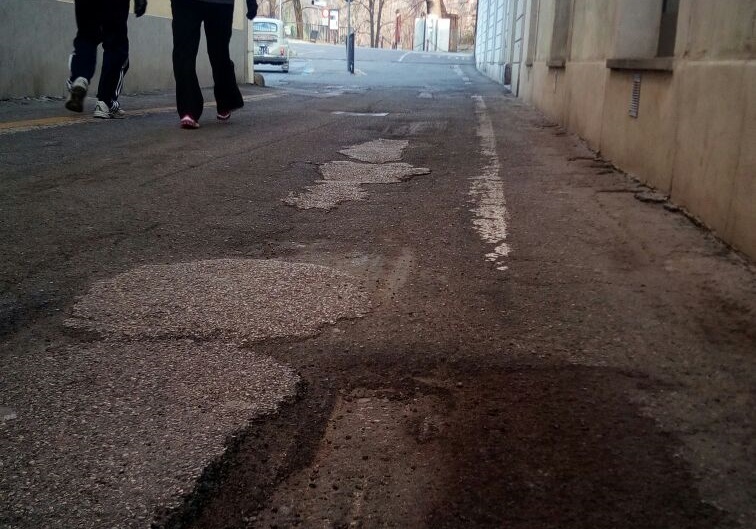 Strade colabrodo in centro storico ma il sindaco promette intervento
