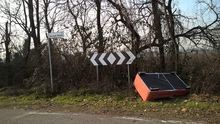 Divano abbandonato per la strada