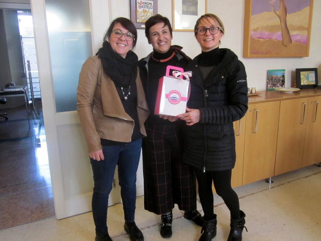 Un dono alle neo mamme dai ragazzi dell’Atelier