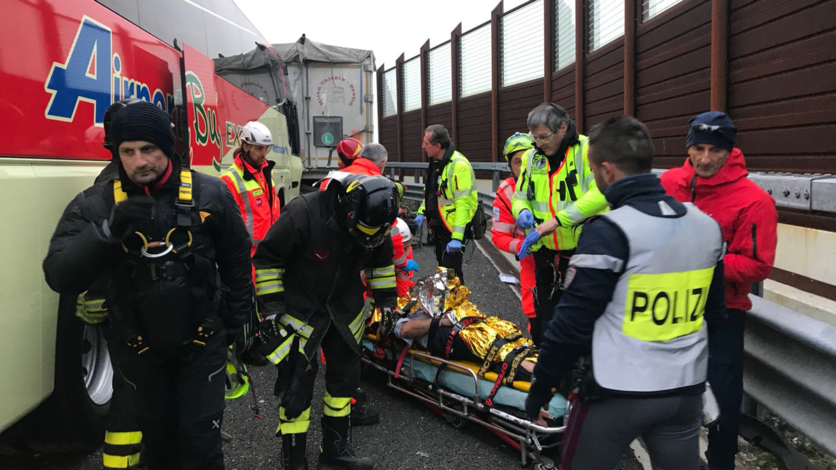 Tir contro autobus sulla A4, ci sono sei feriti