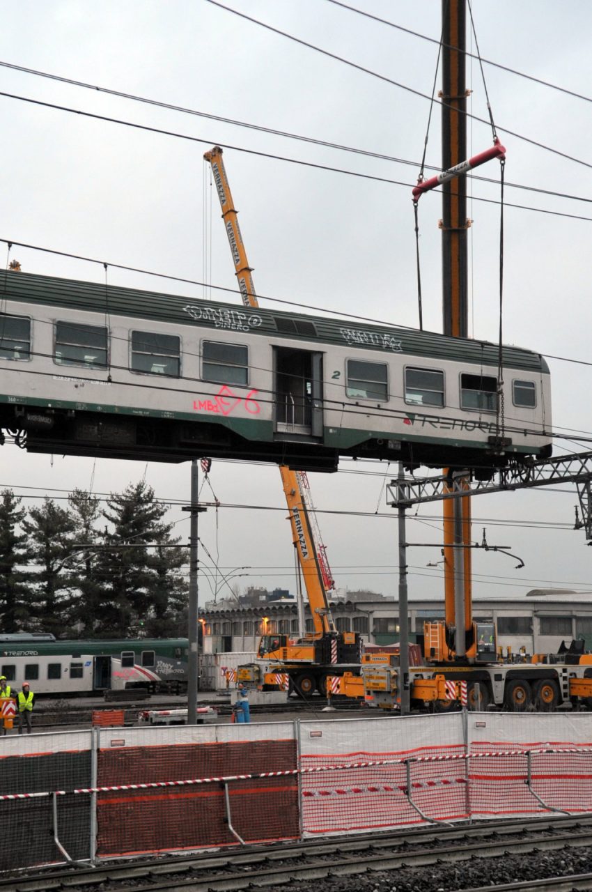 Treno Pioltello rimossi i binari e le prime carrozze