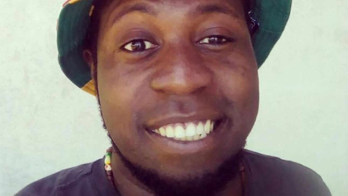 Cade dal balcone di casa e muore: chi era Leeroy, 24 anni