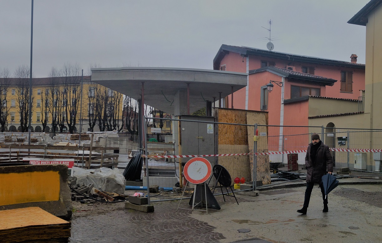Piazza Setti, via la recinzione: ecco il nuovo “salotto” a 180° FOTO