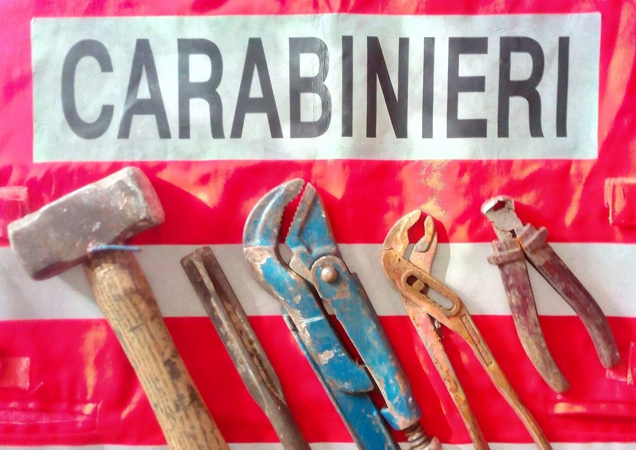 Attrezzi da scasso nel furgone davanti alla ditta, foglio di via per un 33enne