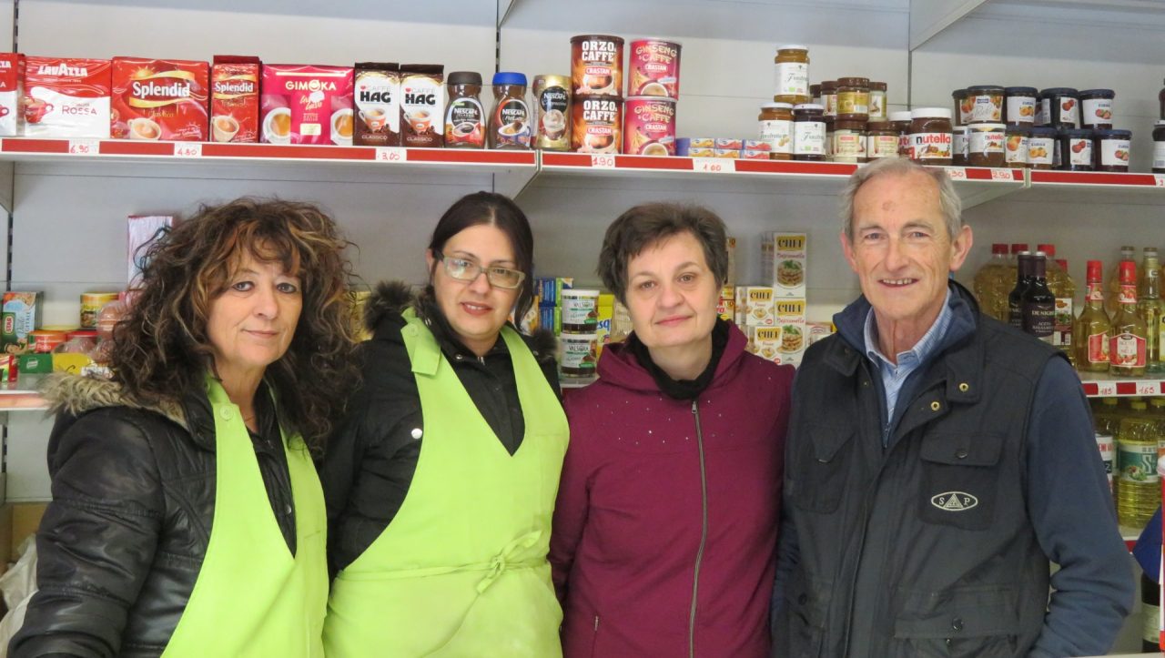 In pensione i coniugi Tassoni, lo storico negozio cambia gestione e nome