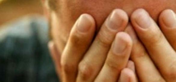 Depresso dopo aver perso il lavoro minaccia di buttarsi giù dal balcone