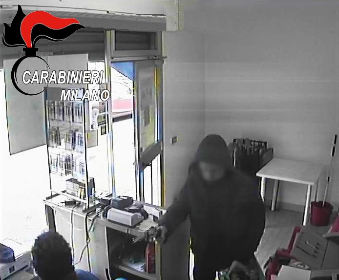 Rapina il benzinaio con la pistola ma perde il bottino