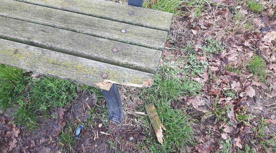 Bagnolo Vandali ai parchetti, rompono panchine e altalene