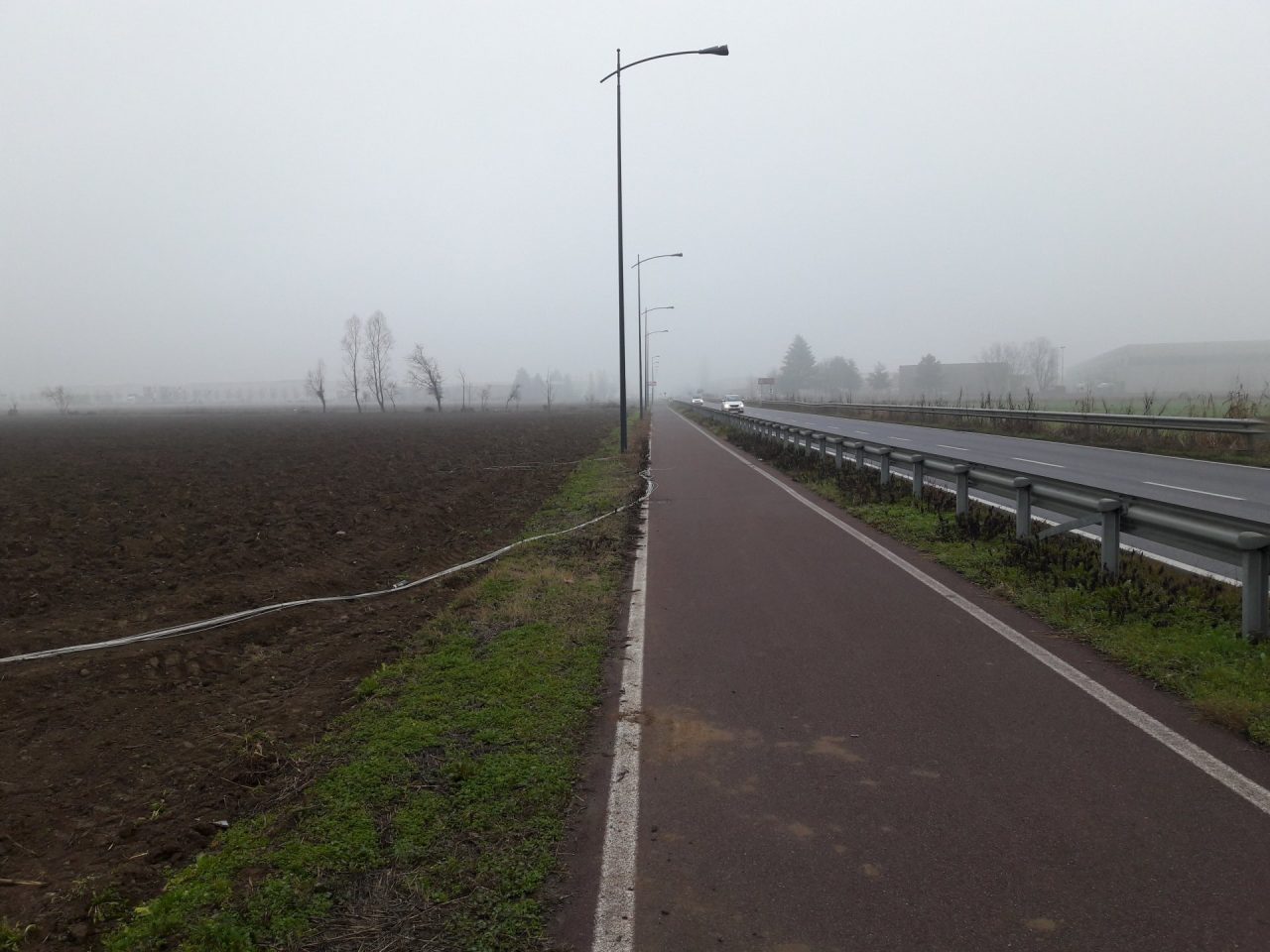 Via Brignano, i ladri lasciano (ancora) al buio la pista ciclabile
