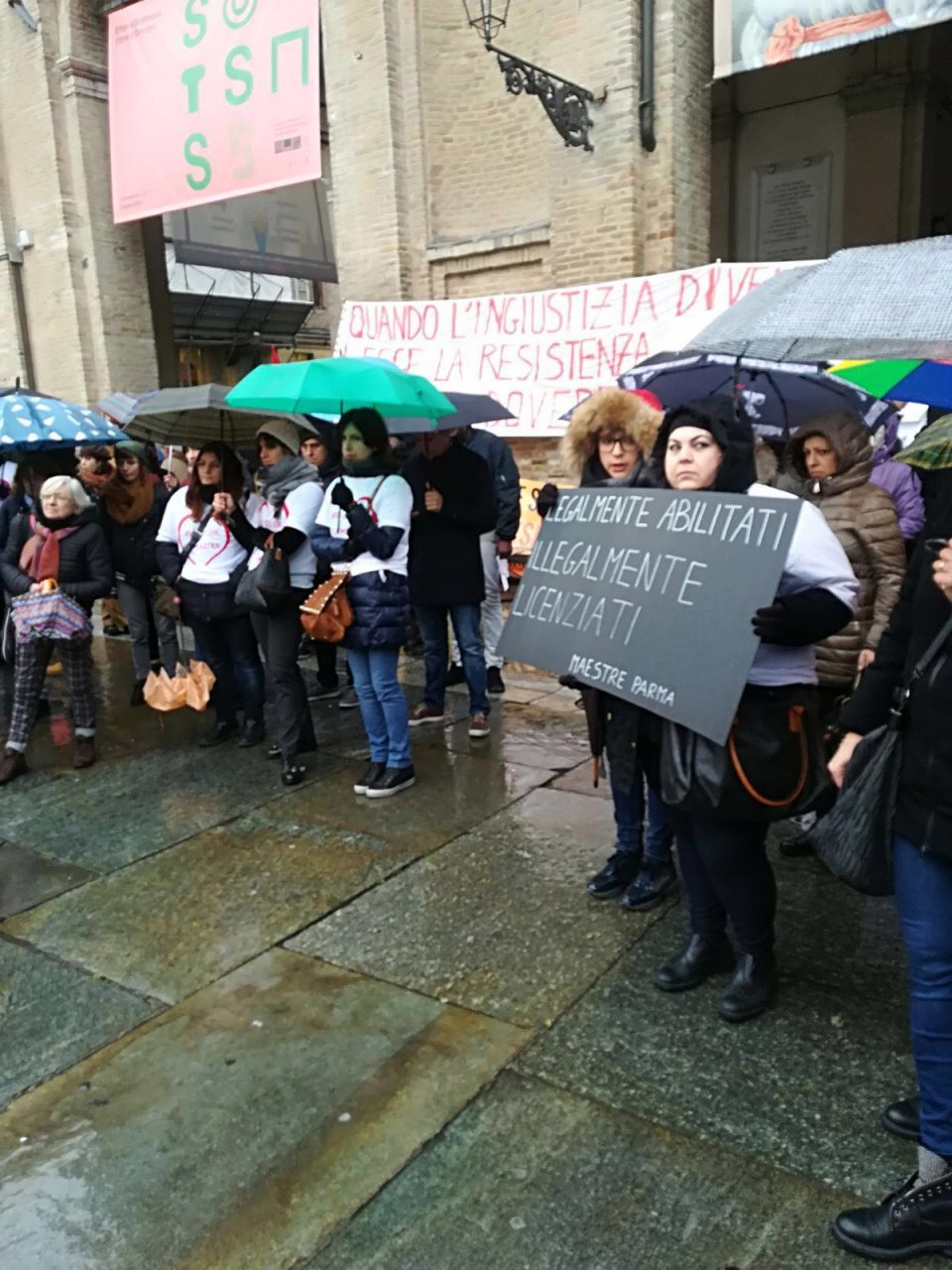 maestre elementari in protesta