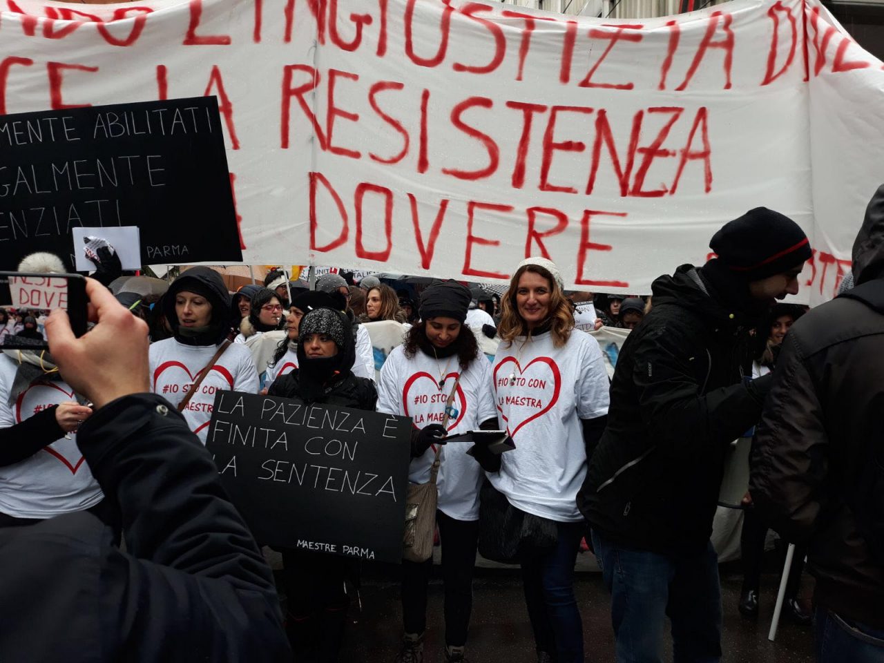 maestre elementari in protesta