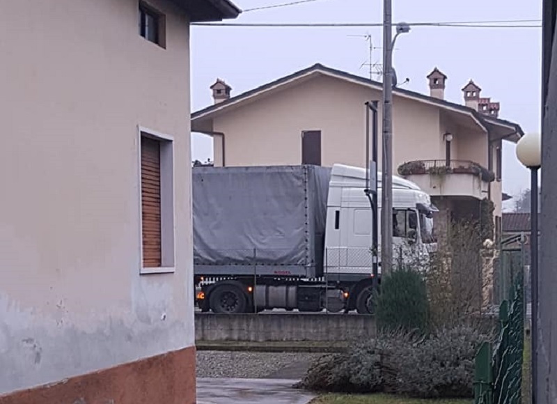 Caos viabilità ad Arcene: il tir in retro (e in divieto) e le polemiche sulla Provinciale