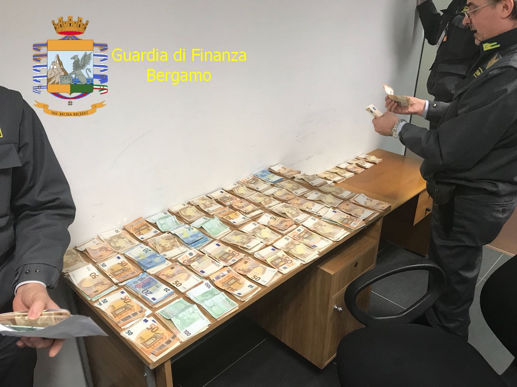 Senza reddito ma con 60mila euro in valigia, denunciato dalla Finanza