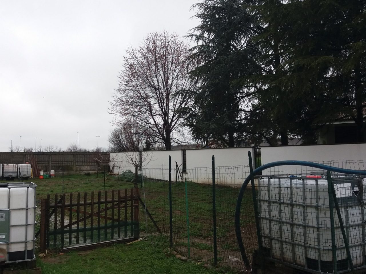 Furto in villetta e la cassaforte finisce nel pollaio