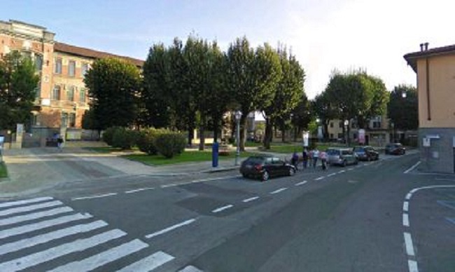 Parcheggio selvaggio davanti alle scuole: “Appello al senso civico”