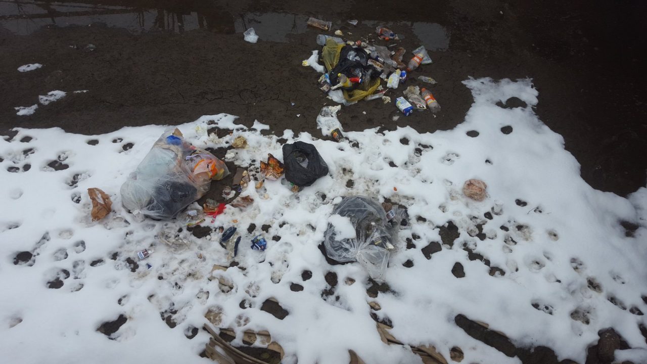 Rifiuti nella Roggia presa di mira dagli incivili