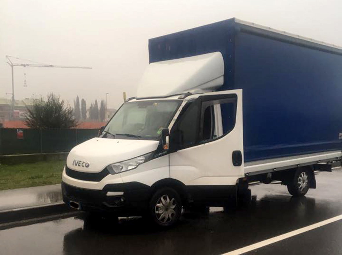 Ladri in via Roma, razzia su un furgone