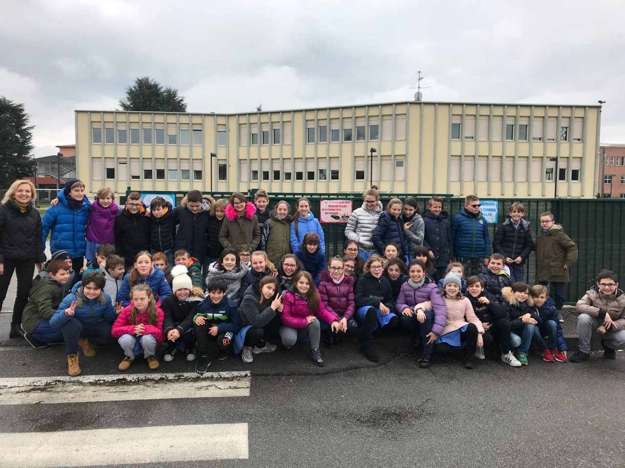 Parcheggio creativo, sono i bambini a bacchettare i genitori