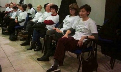 Protesta dipendenti del Comune di Fara: in assemblea con una maglia che inneggia alla sentenza